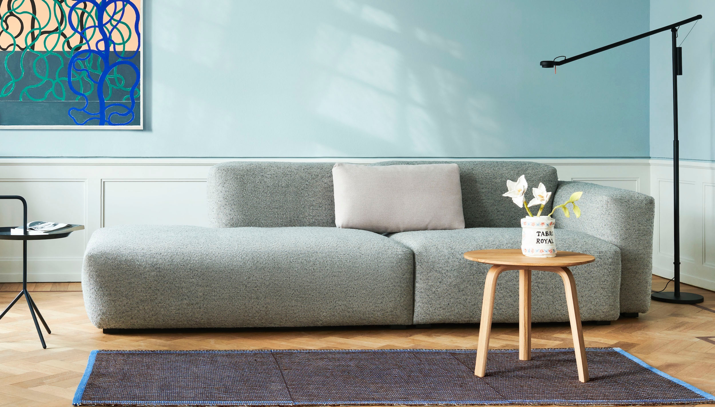 mags-soft-low-2-5-seater-comb-2-lint-grey-light-grey-stitching_tapis-chestnut-and-blue_fifty-fifty-floor-black-2500.jpg
